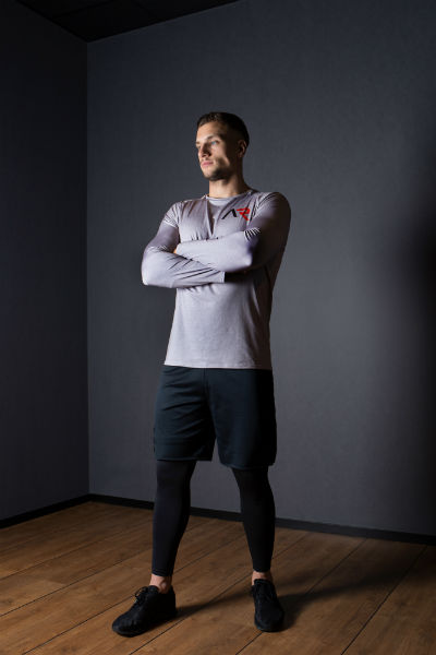 Mężczyzna w kompletnym stroju sportowym